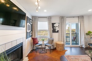 Interior - Downtown Nashville Music City Riverfront Escape FREE PARKING (Nashville)