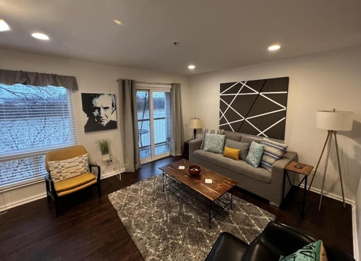 Downtown Nashville Music City Riverfront Escape FREE PARKING