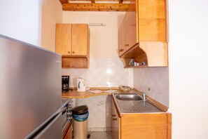Réfrigérateur, cafetière/bouilloire, bouilloire électrique