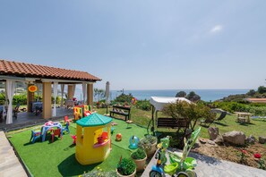 Children’s area - Rainbow apartment B, Pelekas beach, 40 meters from the sea (Κέρκυρα)