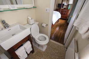 Combined shower/bathtub, hair dryer, towels