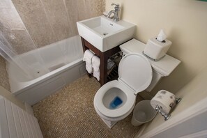 Combined shower/bathtub, hair dryer, towels