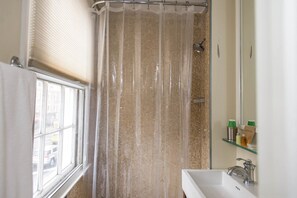 Combined shower/bathtub, hair dryer, towels