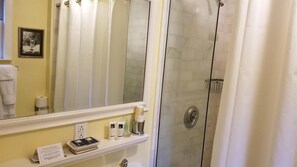 Combined shower/bathtub, hair dryer, towels