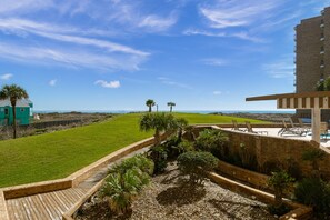 Ein Resort mit Poolbereich, Rasenfläche und Meerblick.