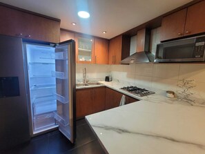 Frigorífico, microondas, placa de cocina y cafetera o tetera