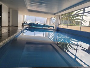 Alberca techada y alberca climatizada