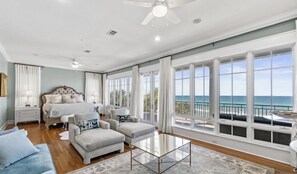 8 slaapkamers, een bureau, een strijkplank/strijkijzer, reisbedje