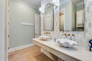 Dutxa, banyera d'hidromassatge, assecador de cabells i tovalloles 