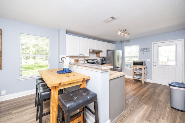 Fridge, microwave, oven, stovetop - Sargent Pearl - Updated Cottage on Caney Creek (Bay City)