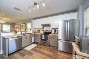 Fridge, microwave, oven, stovetop - Sargent Pearl - Updated Cottage on Caney Creek (Bay City)