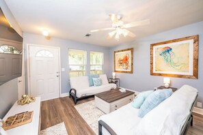 2 bedrooms, internet, bed sheets - Sargent Pearl - Updated Cottage on Caney Creek (Bay City)