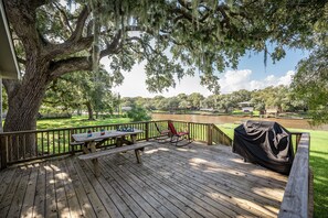 Outdoor dining - Sargent Pearl - Updated Cottage on Caney Creek (Bay City)