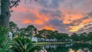 Un entorno tranquilo junto al lago, con cielo despejado y aguas calmadas que reflejan el paisaje.