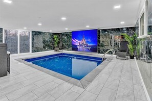 Lämmitetty uima-allas