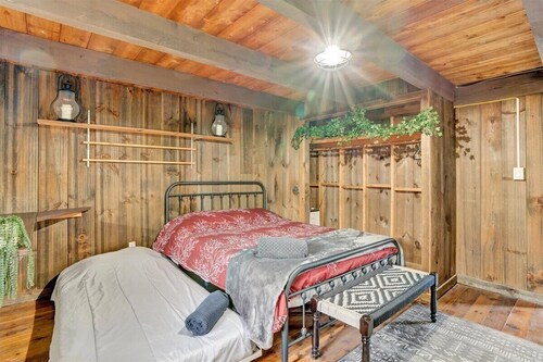 **Poconos Cave Indoor Heated Pool/Private Pond**