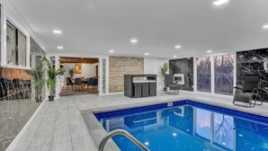 Piscina coperta, una piscina riscaldata