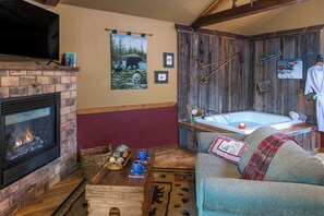 Deluxe-Ferienhütte | Wohnbereich | 55-Zoll-Smart-TV mit Digitalempfang, Fernseher, Kamin