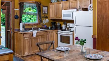 Kabin Deluks | Dapur pribadi | Microwave, mesin pembuat kopi/teh, ketel listrik, dan pemanggang roti