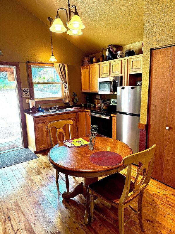 Deluxe Cabin | Private kitchen | Microwave, coffee/tea maker, electric kettle, toaster