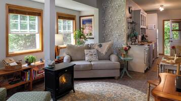 Studio Suite | Area keluarga | Smart TV 55-inci dengan saluran TV digital, TV, dan perapian