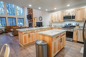 ثلاجة، ميكروويف، موقد طهي مسطح، غسالة أطباق