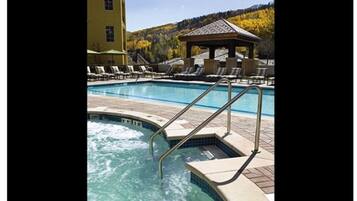 Alberca al aire libre y alberca climatizada