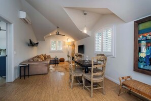 House, Multiple Beds, Fireplace, Garden View (Chic Casita) | Living area