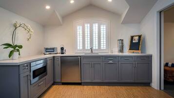 Rumah, Beberapa Tempat Tidur, perapian, pemandangan kebun (Chic Casita) | Dapur pribadi | Lemari es, microwave, dan mesin pembuat kopi/teh