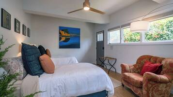 2 kamar tidur dan didekorasi berbeda-beda