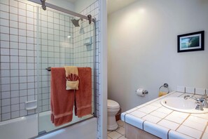 Casa, várias camas, lareira, vista para o jardim (Chic Casita) | Banheiro | Toalhas de banho 