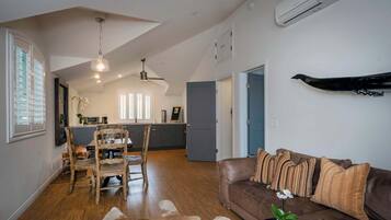 Rumah, Beberapa Tempat Tidur, perapian, pemandangan kebun (Chic Casita) | Area keluarga | Televisi layar datar 42-inci dengan saluran TV digital