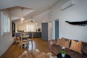 Huis, Meerdere bedden, open haard, uitzicht op tuin (Chic Casita) | Woonruimte | Een 42-inch flatscreentelevisie met digitale zenders