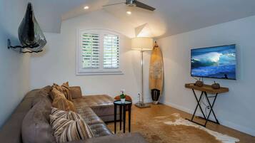 Rumah, Beberapa Tempat Tidur, perapian, pemandangan kebun (Chic Casita) | Area keluarga | Televisi layar datar 42-inci dengan saluran TV digital