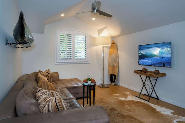 House, Multiple Beds, Fireplace, Garden View (Chic Casita) | Living area | 42-inch flat-screen TV with digital channels