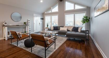 Stunning Modern Farmhouse with Mountain Views!!