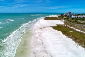 On the beach, sun loungers, beach towels - Gulf Front Siesta Key Beach Condo (Siesta Key)