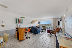 TV connectée, lecteur de DVD, livres, vidéothèque