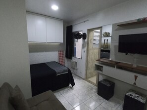 1 habitación, escritorio, tabla de planchar con plancha y wifi gratis 