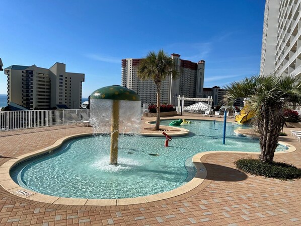 Una piscina al aire libre, una piscina climatizada