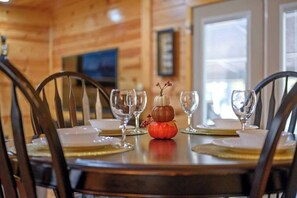 Dining - Fishermans Retreat...Great Location-Hot Tub-2 Bed/2Bath- Perfect Getaway (Broken Bow)