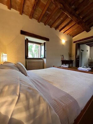 2 dormitoris, planxa i posts de planxar i un bressol de viatge 