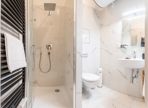 Douche, sèche-cheveux, serviettes fournies, savon