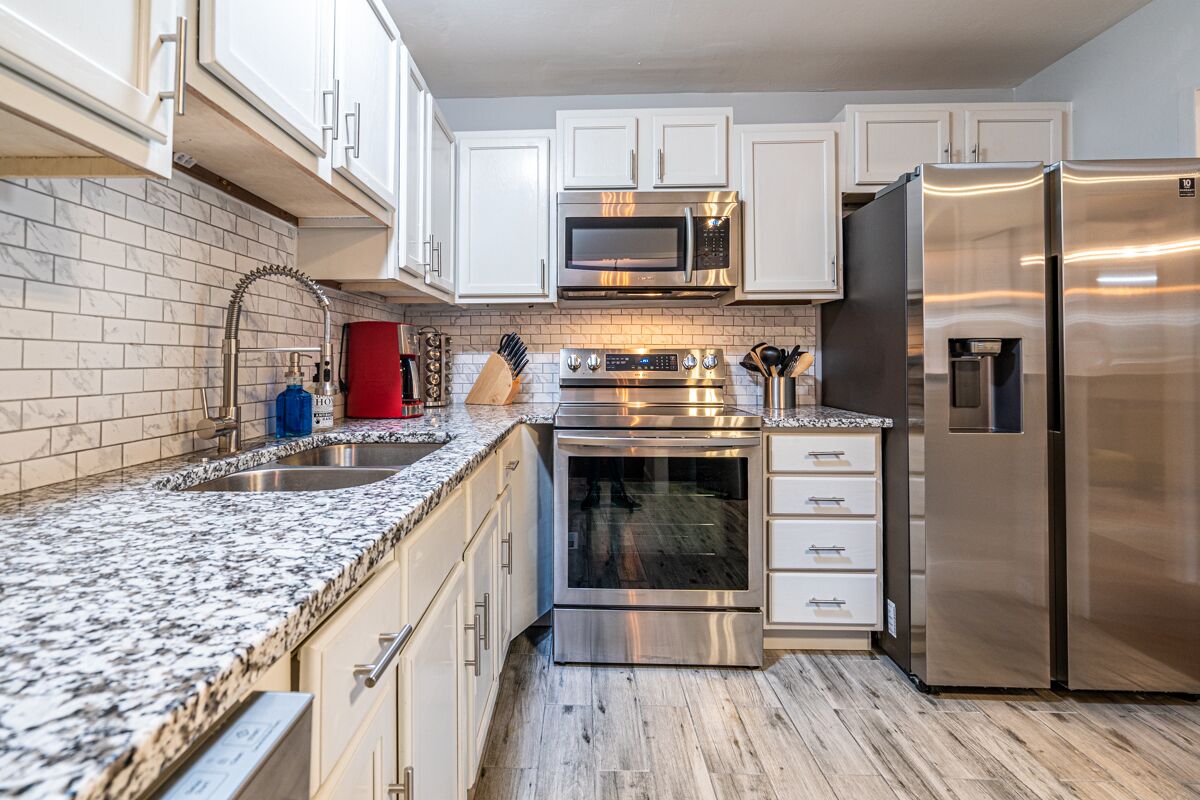 Een koelkast, een microgolfoven, een oven, een kookplaat