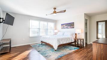 4 quartos, escrivaninha, ferros/tábuas de passar roupa, berço de viagem