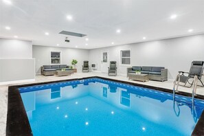 Una piscina cubierta, una piscina climatizada