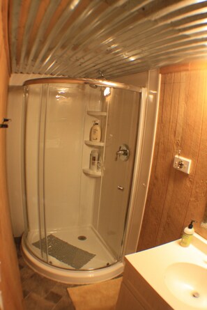 Ducha, secador de pelo, toallas, jabón