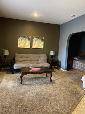 Suite 1 - 1 Queen Bed & 1 Futon | ห้องพักตกแต่งอย่างมีเอกลักษณ์, Wi-Fi ฟรี, ผ้าปูที่นอน