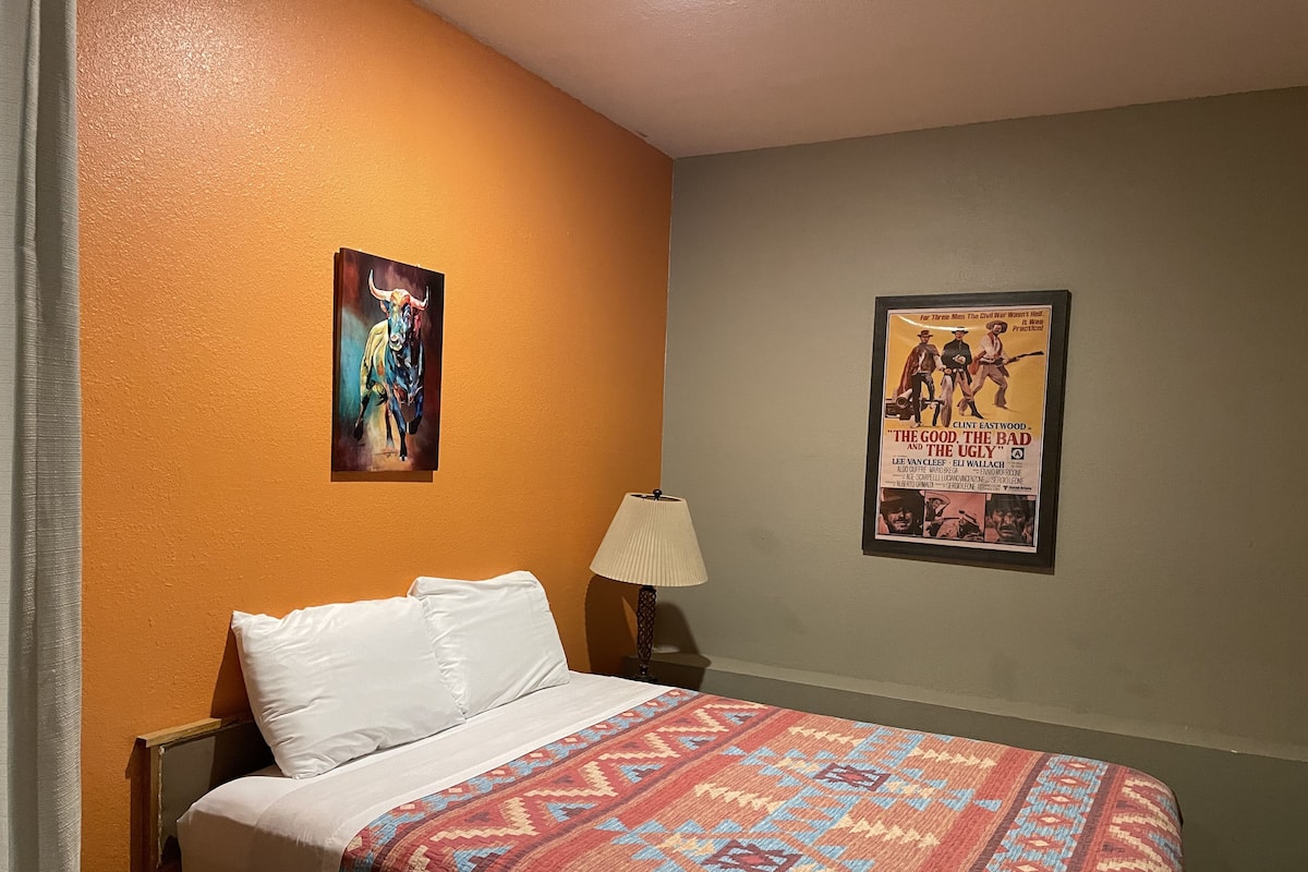 Suite 6 - 1 Queen Bed & 1 Futon | Kostenloses WLAN, individuell dekoriert, Bettwäsche
