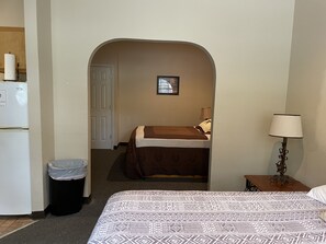 Suite 10 - 2 Queen Beds & Sofa | Individually decorated, free WiFi, bed sheets - The Ranch Suites (Kemp)